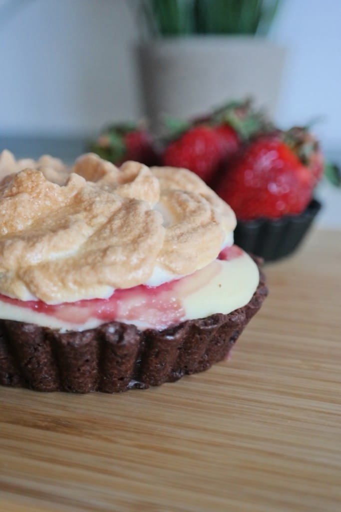 Mini tarte cu capsuni, branza si bezea