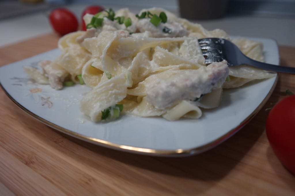Tagliatelle cu piept de pui, smantana si crema de telemea