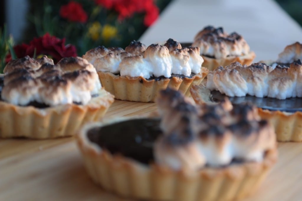 Mini-tarts with dark chocolate and meringue topping