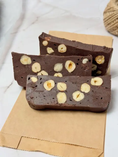 🇬🇧 Romanian homemade chocolate with roasted hazelnuts and vanilla. A childhood favorite, finally with proper measurements. 😁 Recipe on the blog — link in bio! 🍫
https://www.loredanaarion.ro/en/romanian-homemade-chocolate-hazelnuts/
🇷🇴 Ciocolată de casă cu alune de pădure coapte și vanilie. Gustul copilăriei, acum și cu gramaje. 😁 Rețeta pe blog — link în bio! 🍫
https://www.loredanaarion.ro/ciocolata-de-casa-cu-alune-de-padure/
.
.
.
.
#RomanianDesserts #HomemadeChocolate #HazelnutChocolate #ChocolateLovers #ChocolateRecipe