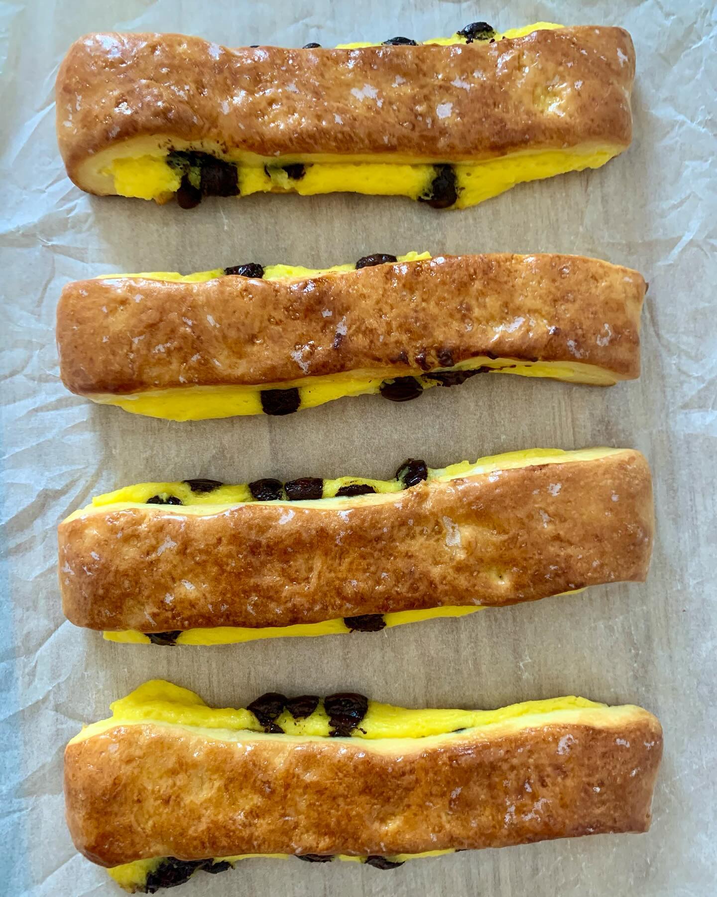 Fresh out of the oven french pastry βPain Suisse au Chocolatβ π₯°
.
.
.
.
#baking #bake #bakingfromscratch #homemade #homebaked #homebaking #freshoutoftheoven #bakinglove #ilovebaking #food #foodblogger #bakersgonnabake #bakerwannabe