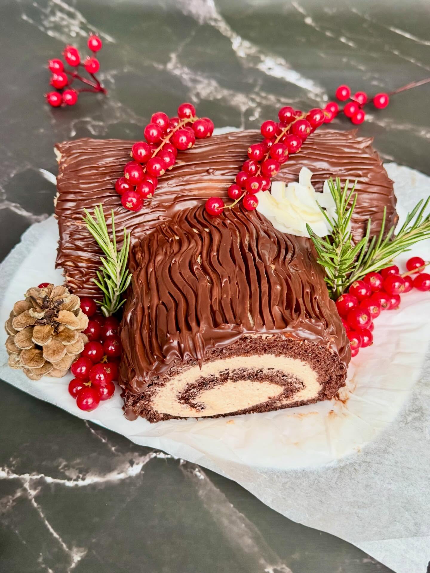 Chocolatey, cozy, and very much in the holiday mood 🎄🍫
This little yule log is soft, creamy, and covered in all that swirly chocolate goodness.
.
.
.
.
.
#YuleLog #HolidayBaking #ChocolateLovers #ChristmasDessert #BakersGonnaBake