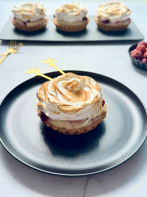 [EN] Since sour cherry season is here 🍒, I thought it was the perfect time to share a new recipe on the blog. These mini tarts are made with buttery shortcrust pastry, silky vanilla pastry cream, sour cherries, and lightly toasted Italian meringue.

💫 They look elegant, but they’re easier to make than you might think if you follow the step-by-step instructions.

The full recipe is now on the blog. Link in bio 🔗
https://www.loredanaarion.ro/en/mini-sour-cherry-tarts-vanilla-pastry-cream-italian-meringue/

[RO] Daca tot e sezonul visinelor 🍒, am pregatit o reteta noua pe blog. Mini tarte cu aluat fraged, crema de vanilie, visine si bezea italiana usor caramelizata.

💫 Genul de desert care arata festiv, dar pe care il poti face fara prea multe batai de cap daca urmezi pasii din reteta.

Reteta completa este pe blog. Link in bio 🔗
https://www.loredanaarion.ro/mini-tarte-crema-vanilie-visine-bezea/
.
.
.
.
#sourcherry #minitarts #bakingfromscratch #homemadedessert #foodblog