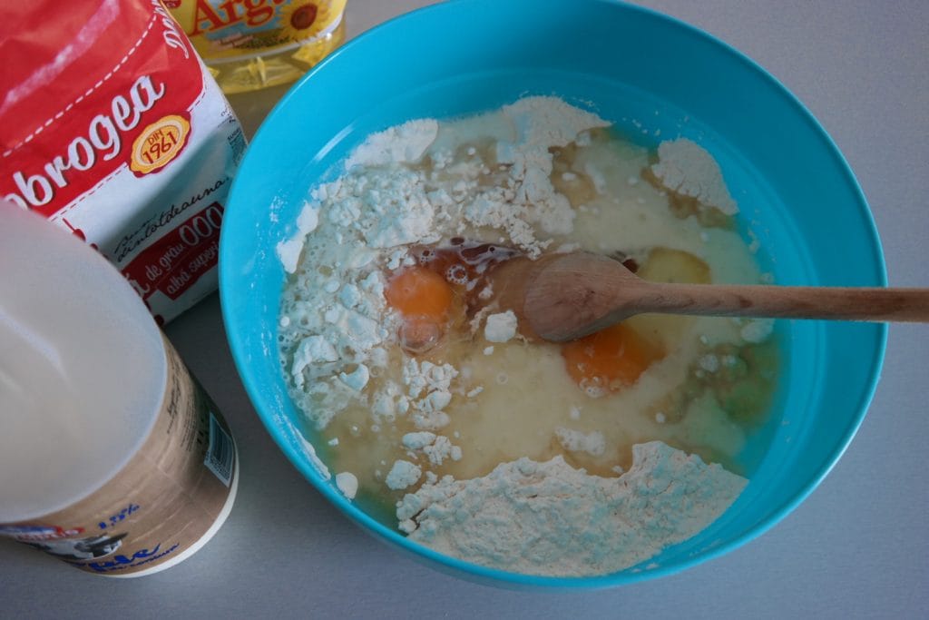Ingredientele necesare pentru prepararea unei plăcinte cu mere fără zahăr rafinat