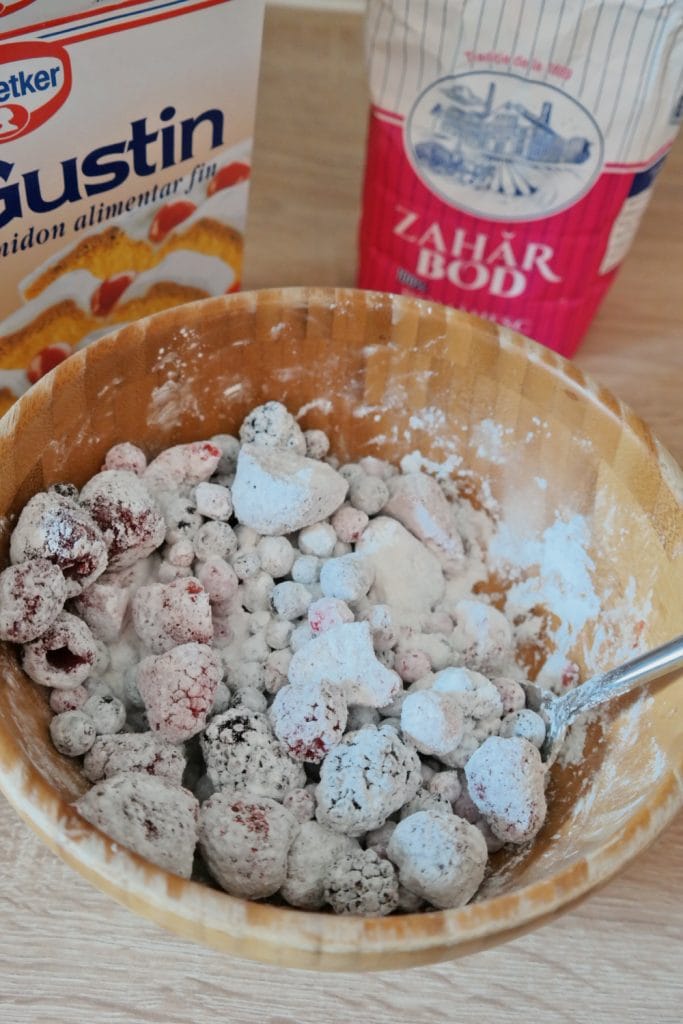 Fructe de padure congelate amestecate cu amidon de porumb pentru umplutura prajiturii crumble cu ovaz