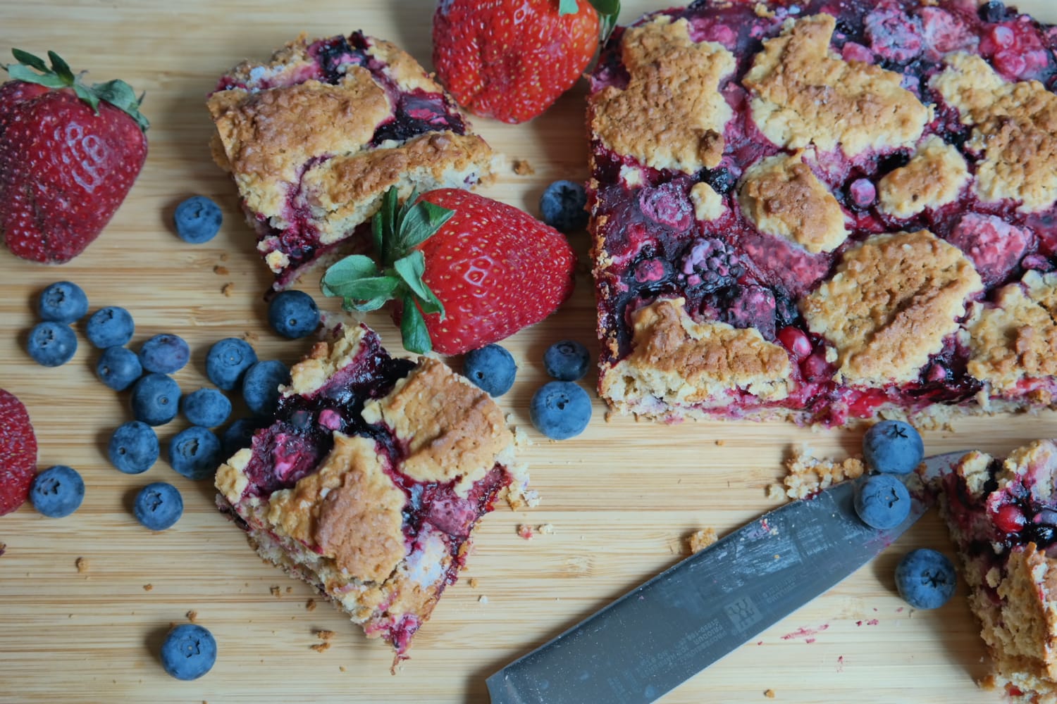 Ready to eat mixed berry oatmeal crumble
