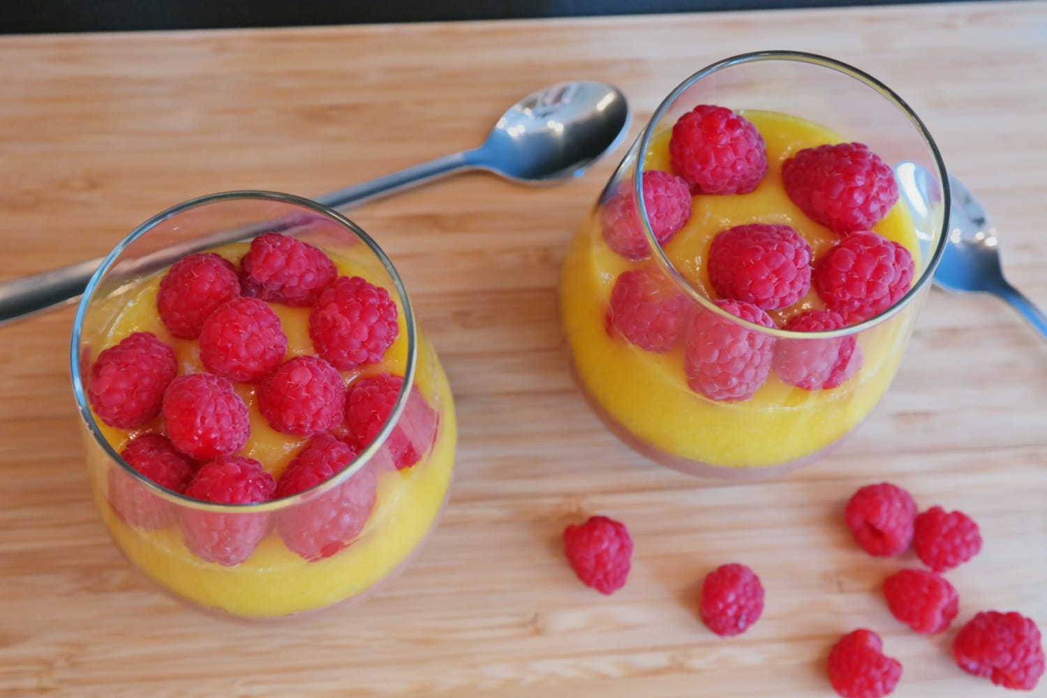 Mousse de ciocolată cu cafea servit la pahar, cu piure de mango și zmeură proaspătă