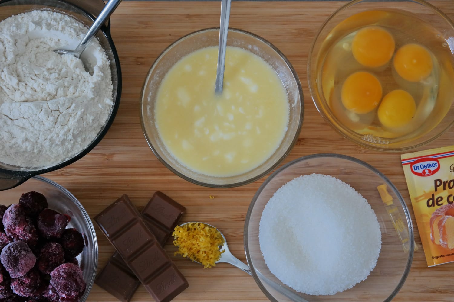 Ingrediente pentru madlene cu vișine: ouă, făină, zahăr, unt, vișine, ciocolată și coajă de lămâie