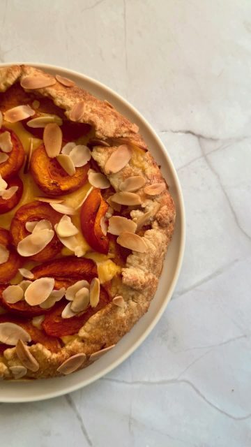 [EN] 🍑 The perfect summer dessert: a rustic apricot galette with vanilla cream and crunchy almonds. Simple, buttery and full of summer flavor. Recipe on the blog! ☀️ Link in bio 🔗
https://www.loredanaarion.ro/en/apricot-galette-with-vanilla-cream/[RO]🍑 Desertul perfect de vara: galeta rustica cu caise, crema de vanilie si fulgi crocanti de migdale. Simplu, fraged si plin de aroma de vara. Gasesti reteta pe blog! ☀️ Link in bio 🔗
https://www.loredanaarion.ro/galeta-cu-caise-si-crema-de-vanilie/
.
.
.
.
#apricotgalette #galetacucaise #summerdessert #baking #retetadevara #rusticdessert