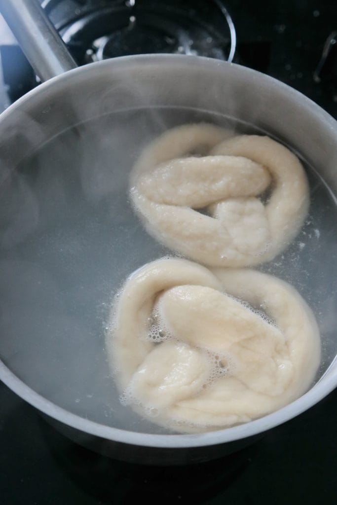 Covrigi bavarezi fierti in apa cu bicarbonat inainte de coacere