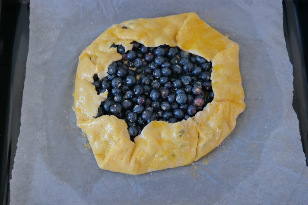 Tarta cu afine gata de copt