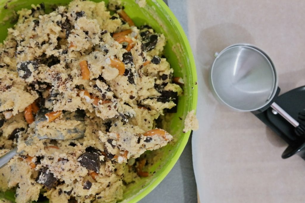 Chocolate chip and pretzel cookies - cookie dough