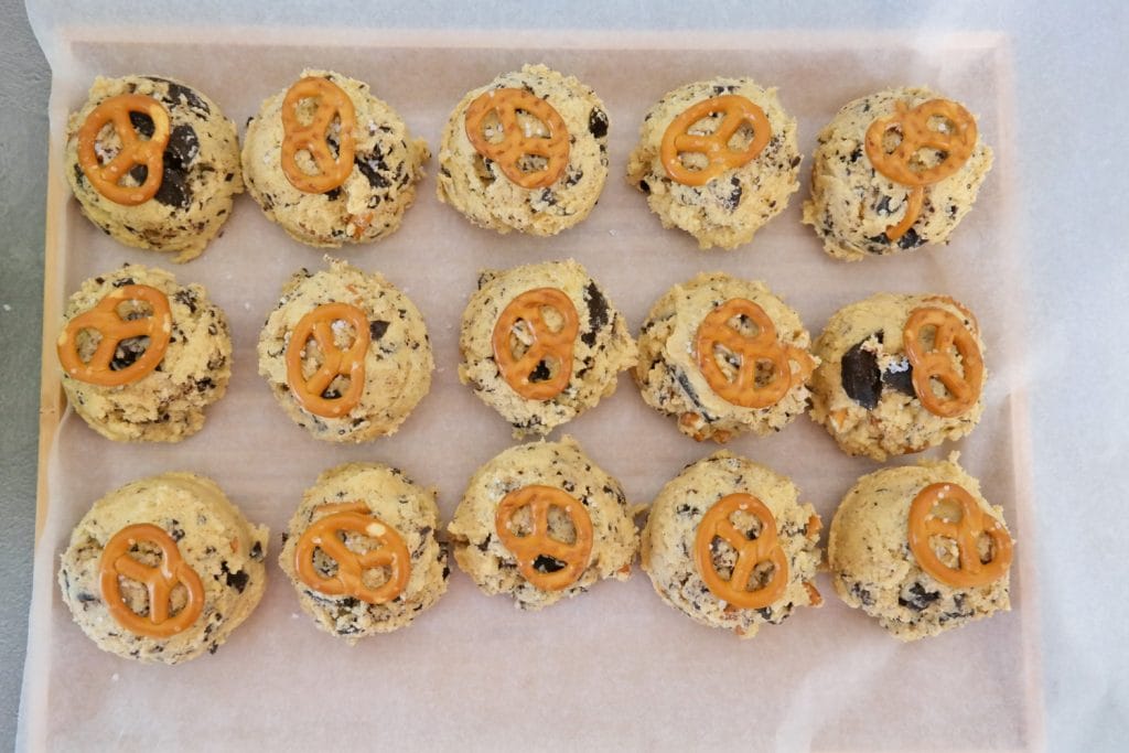 Chocolate chip and pretzel cookies - cookies in the fridge
