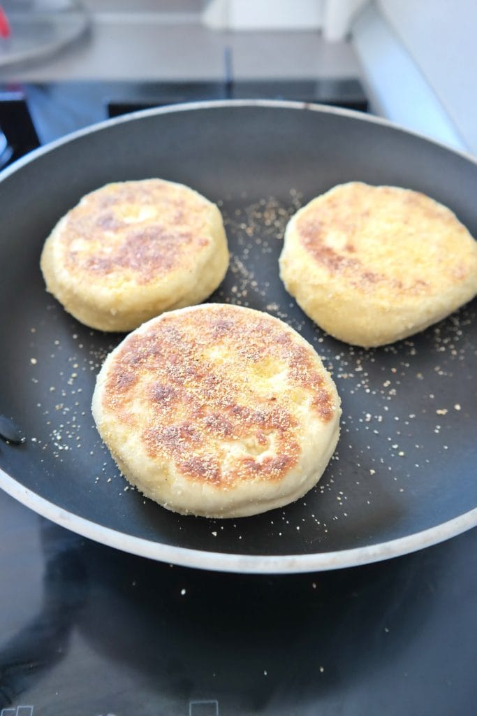 English muffins recipe: Cooking the muffins