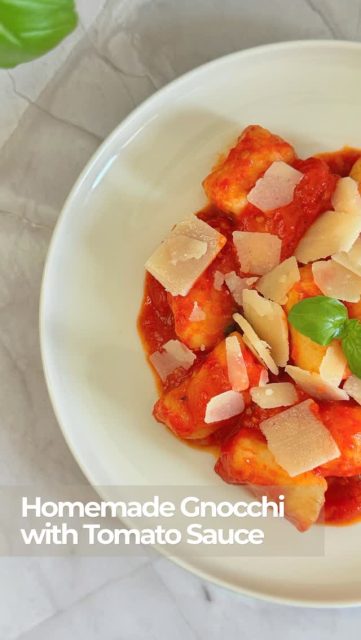 🇬🇧 Homemade gnocchi, made completely from scratch 🥔✨ Soft potato dough, hand-shaped with just a fork (no special tools needed!), simmered in a fresh tomato and basil sauce. Simple ingredients, big comfort-food energy. Full recipe is on the blog — link in bio! 🍅🍝
https://www.loredanaarion.ro/en/gnocchi-with-tomato-and-basil-sauce/🇷🇴 Gnocchi de casă, făcuți complet de la zero 🥔✨ Aluat moale de cartofi, modelat manual cu o simplă furculiță (fără ustensile speciale!), gătiți în sos proaspăt de roșii cu busuioc. Ingrediente simple, gust de mâncare de casă. Rețeta completă e pe blog — link în bio! 🍅🍝
https://www.loredanaarion.ro/gnocchi-cu-sos-de-rosii-si-busuioc/
.
.
.
.
#gnocchi #homemadegnocchi #gnocchirecipe #italianfood #fromscratch