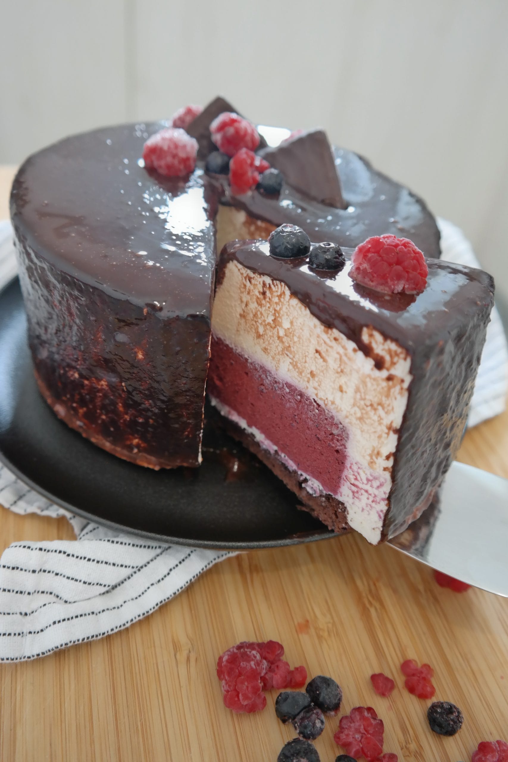 Berry and whiskey mousse cake