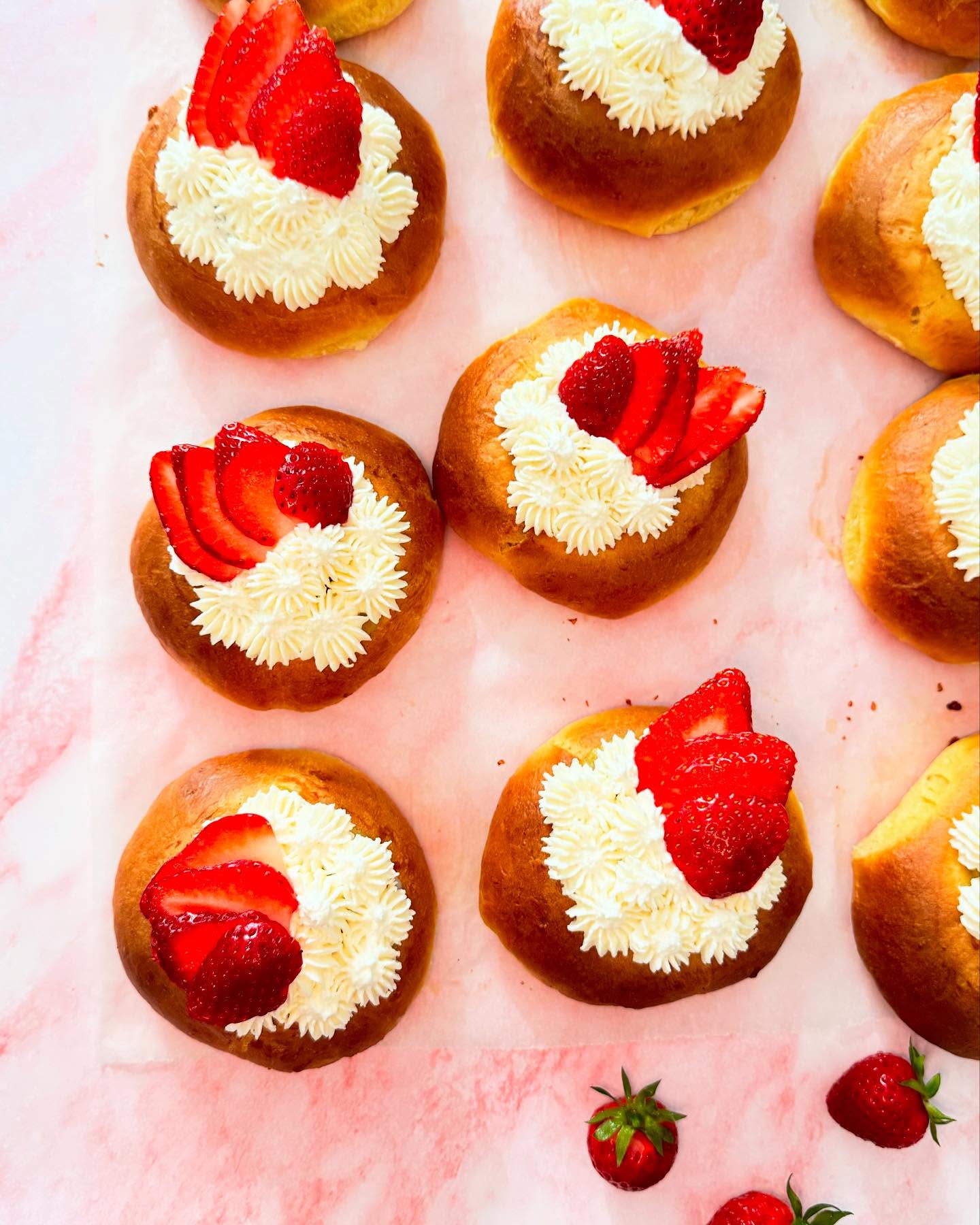 Fluffy, golden brioche buns filled with silky vanilla and mascarpone frosting — like a hug in every bite 😋
.
.
.
.
#bake #baking #bakingfromscratch #brioche #homebaking #homebaked #bakinglove #ilovebaking #briochebaking #pastry #dessert #vanilla #softbun #food #foodblogger