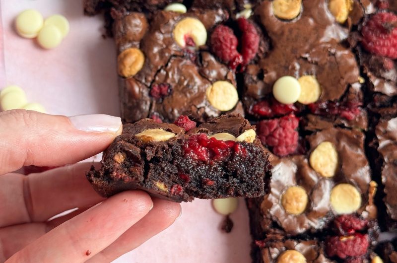 Reteta Brownie cu Zmeura si Ciocolata Alba: Secretul Texturii Fudgy