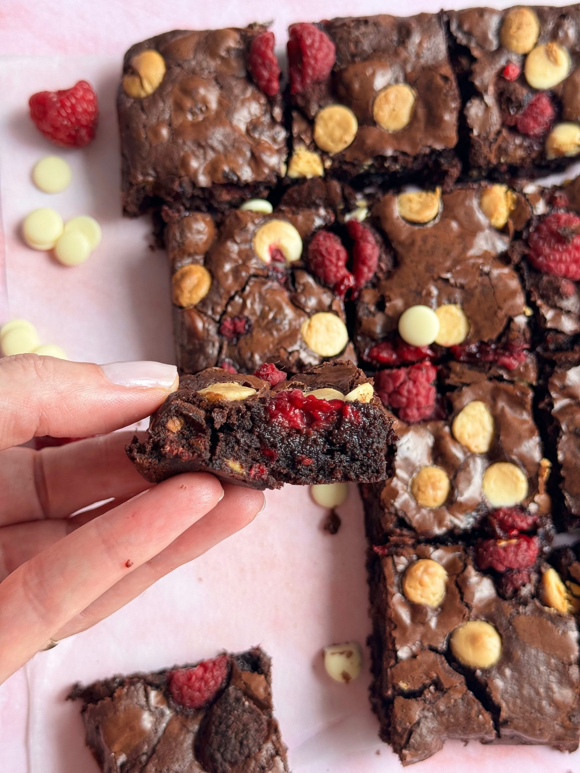 Textura densa si umeda de brownie cu ciocolata neagra si zmeura