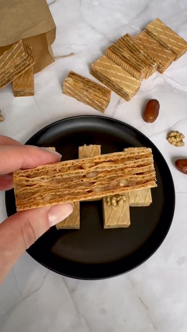 [EN] I grew up with this traditional European wafer cake, but the classic version is packed with sugar and butter. So I made a fit-friendly, no-bake remake! A rich, creamy date caramel layer with crunchy walnuts. 🤤

👩‍💻 Find the full recipe with all measurements and steps via the link in my bio or directly on loredanaarion.ro!

[RO] Am crescut cu prajitura Lica, dar varianta clasica are mult prea mult zahar si unt. Asa ca am creat versiunea asta fit, fara coacere! Un strat cremos de caramel de curmale si multa nuca. 🤤

👩‍💻 Reteta completa, cu toate gramajele si pasii detaliati, este pe site! Gasesti link-ul direct in bio sau intra pe loredanaarion.ro.
.
.
.
.
#nobakedessert #sugarfreerecipes #healthychoices 
#deserturisanatoase #retetefit