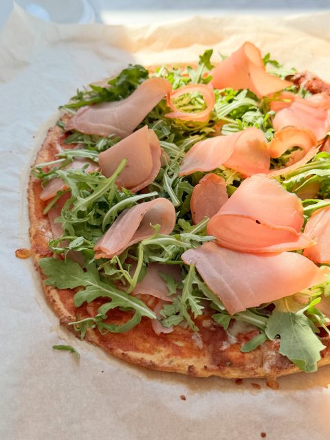 🍕 HIGH-PROTEIN PIZZA / PIZZA PROTEICA 🍕

[EN] Since discovering this cottage cheese crust, I haven’t gone back to the classic one! It’s low-carb, packed with protein, requires NO kneading, and is ready in no time. 

My current favorite topping combo? Dry-cured pork tenderloin and fresh arugula. 🤤

👉 Get the full step-by-step recipe on my blog! Link in bio.

[RO] De cand am descoperit blatul asta cu branza cottage, nici n-am mai facut pizza clasica! Are putini carbohidrati, e plina de proteine, NU trebuie framantata si e gata rapid.

Combinatia mea preferata deasupra? Muschi file crud-uscat si rucola proaspata. 🤤

👉 Reteta completa, pas cu pas, pe blog! Link-ul este in bio.
.
.
.
.
.
#proteinpizza #highprotein #cottagecheese #lowcarb #fitnessfood