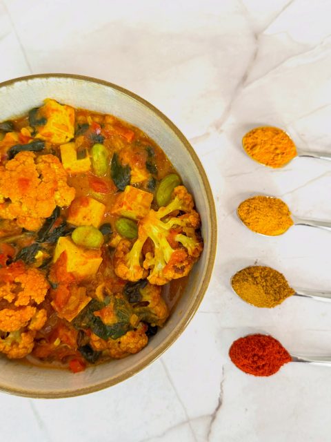 [EN]
We went meat-free for a month and this roasted cauliflower and tofu curry became our ultimate comfort food. Warm, creamy, and packed with flavor - full recipe is now up on the blog (Link in Bio)! 🍛
https://www.loredanaarion.ro/en/vegetarian-cauliflower-and-tofu-curry/

[RO] 
Am gatit o luna fara carne si asa a aparut acest curry cu conopida si tofu, noul nostru comfort food preferat. Cald, cremos si plin de arome - reteta completa e acum pe blog (Link in Bio)! 🍛 
https://www.loredanaarion.ro/reteta-curry-vegetarian-de-conopida-si-tofu/
.
.
.
.
#VegetarianCurry #TofuRecipe #CauliflowerCurry #HomeCooked #ReteteSanatoase