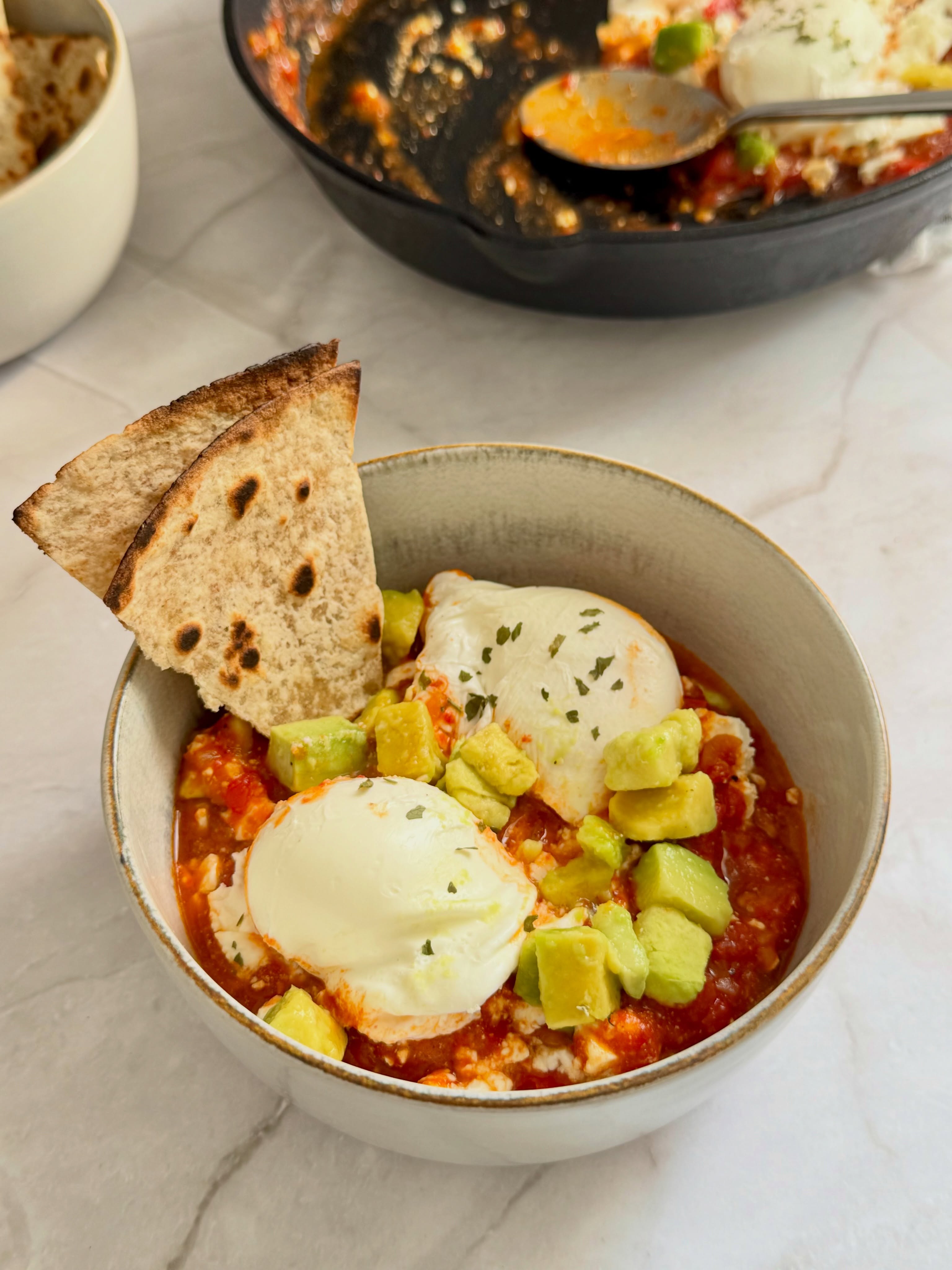 [EN] Homemade Skillet Shakshuka 🍅 An easy, one-pan weekend brunch recipe packed with rich flavors and comforting memories. Recipe link in bio! https://www.loredanaarion.ro/en/simple-shakshuka-recipe/

[RO] Shakshuka cu rosii si ardei, exact ca mancarea pe care o facea mama in fiecare vara, dar cu un upgrade perfect pentru brunch-ul din weekend. 🍳 Linkul spre reteta completa e in bio! https://www.loredanaarion.ro/reteta-shakshuka/
.
.
.
.
#shakshuka #brunch #recipe #healthyfood #easyrecipes