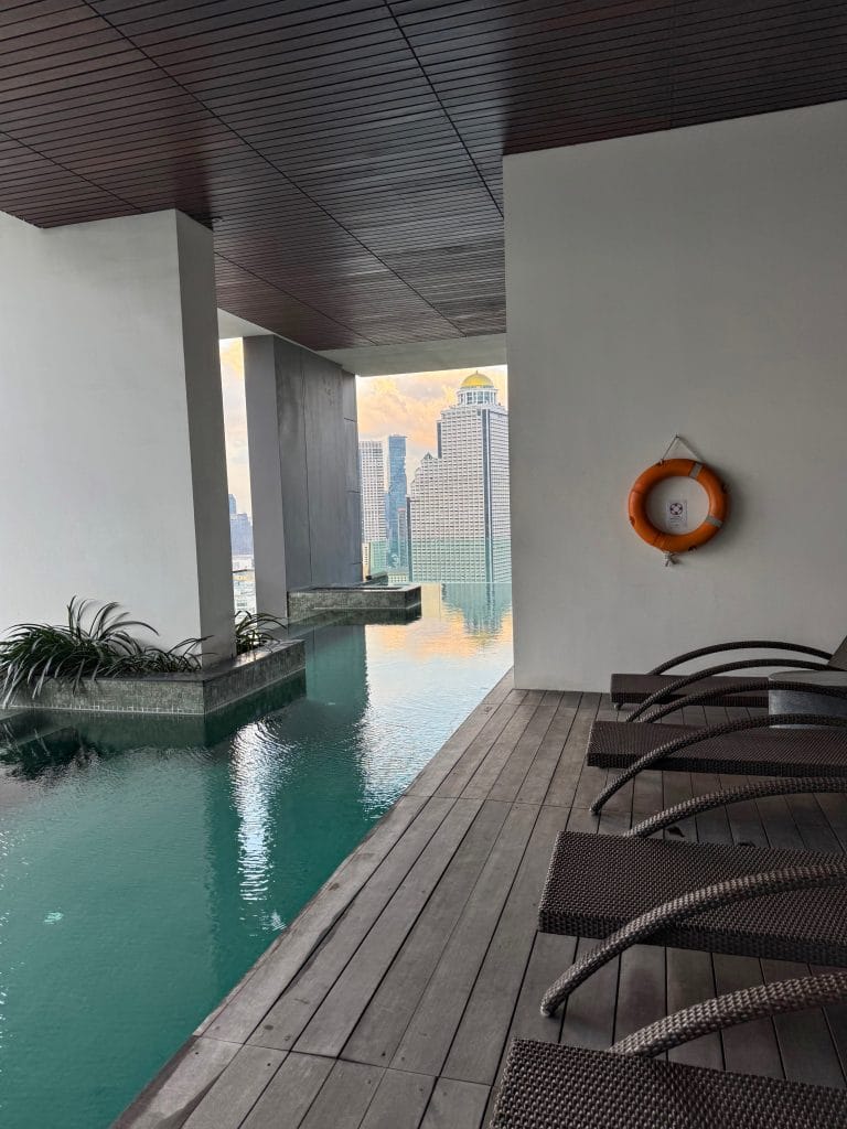 Vedere de la una dintre piscinele de la apartamentul lui George si Jay