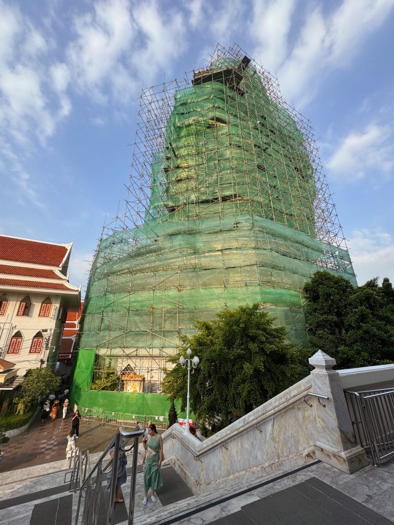 Bangkok - Templul Wat Paknam Phasi Charoen - Statuia lui Buddha in renovare