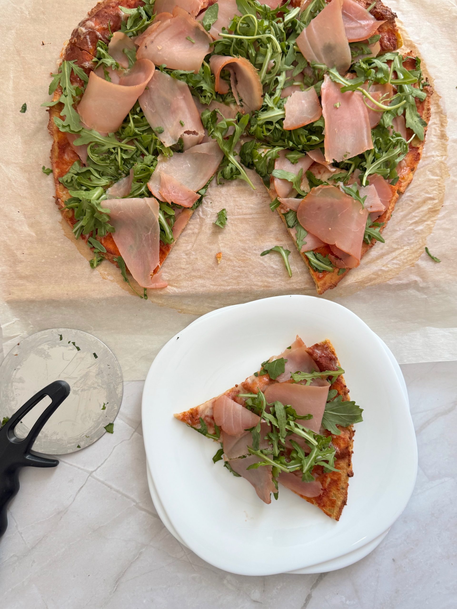 Prosciutto and arugula pizza