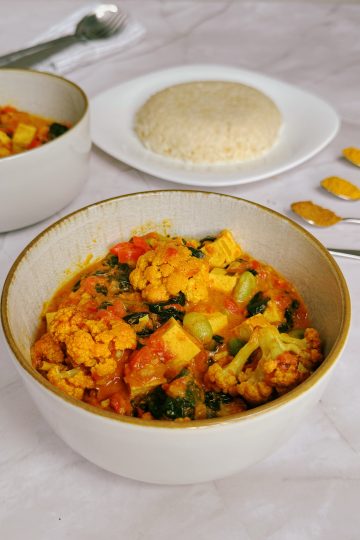 Reteta curry vegetarian cu tofu si conopida coapta