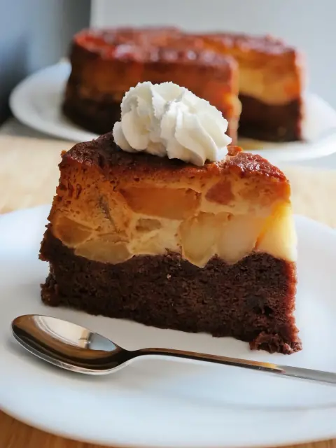 🇬🇧 Caramelized apples, silky caramel custard and chocolate sponge soaked in caramel. 🍎🍮 A slice of this upside-down cake is even better with a little whipped cream.Get the recipe via the link in bio!🇷🇴 Mere caramelizate, cremă fină de zahăr ars și blat cu cacao îmbibat în caramel. 🍎🍮 O felie din tortul acesta răsturnat merge de minune cu puțină frișcă.Rețeta te așteaptă la linkul din bio!
.
.
.
.
#UpsideDownCake #AppleCake #CaramelCustard #ChocolateSponge #AppleDessert