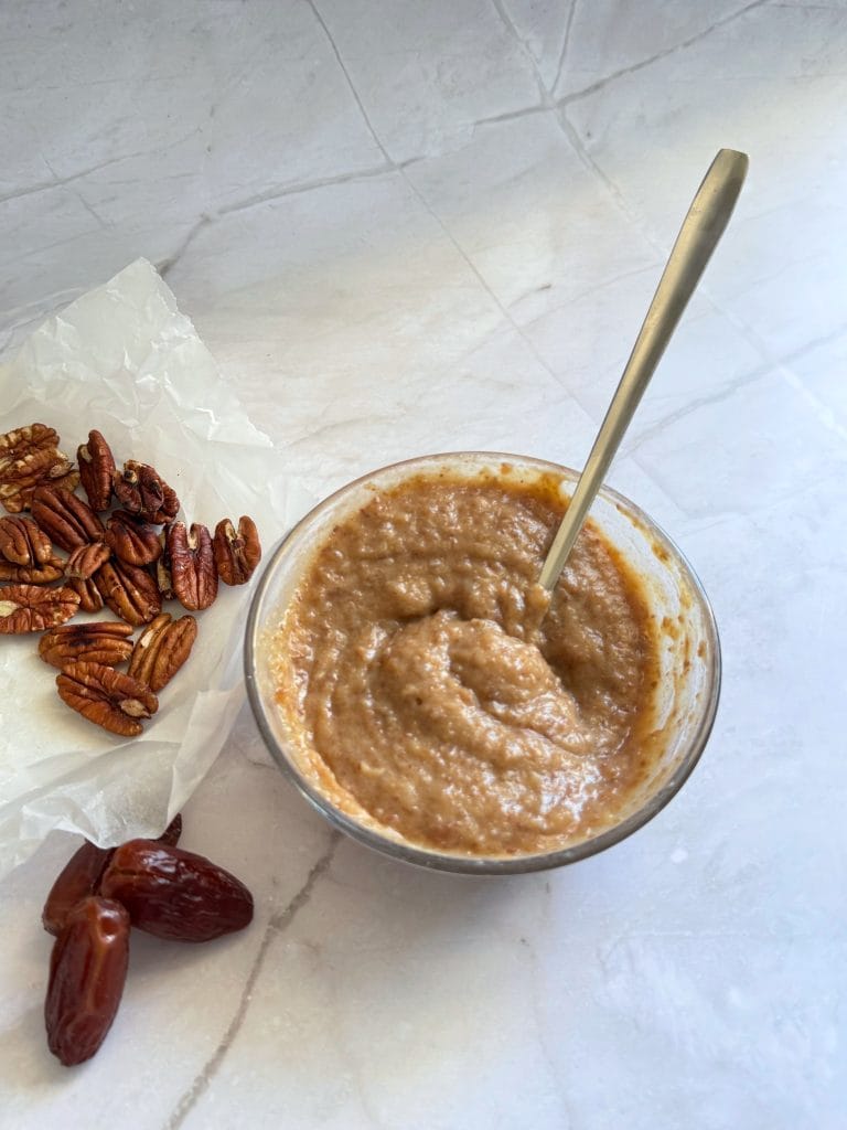 Caramel sarat din curmale deshidratate si nuci pecan pentru inghetata