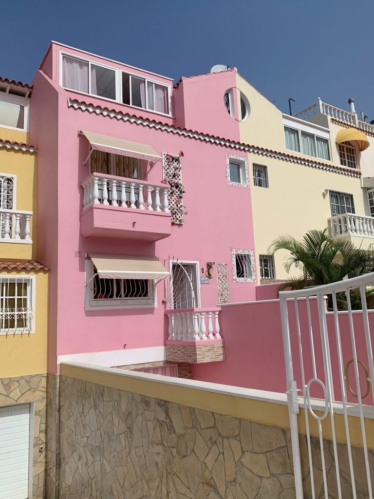 Case colorate in roz si galben cu arhitectura spaniola din Tenerife