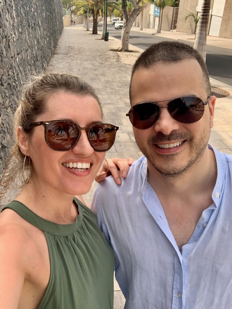 Selfie de cuplu pe o strada insorita cu palmieri din Tenerife