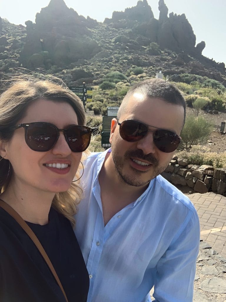 Selfie in Parcul National Teide din Tenerife cu stancile vulcanice in fundal