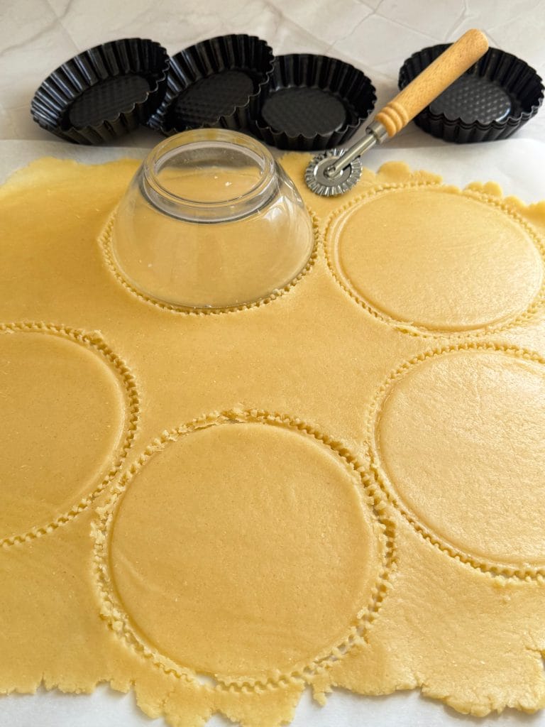 Cutting tart dough circles using a glass bowl