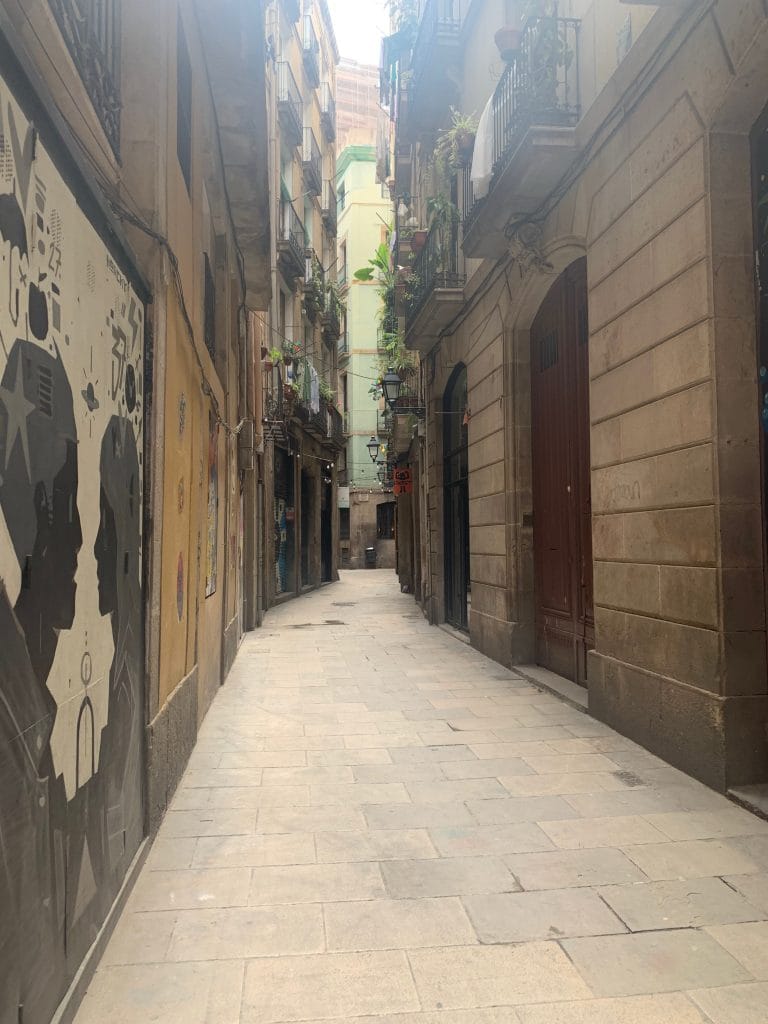 Arta stradala ascunsa pe stradutele din Cartierul Gotic
