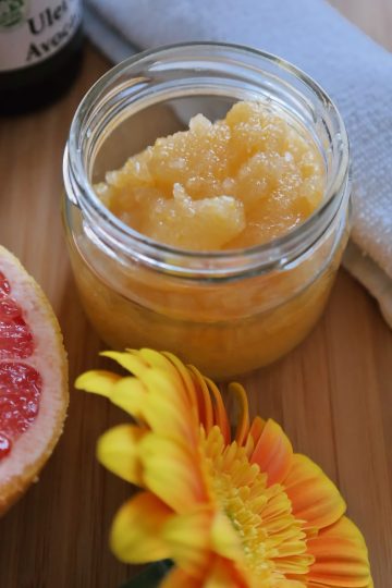 Scrub de corp homemade cu grapefruit, zahar, ulei de cocos si ulei de avocado, pregatit intr-un borcan de sticla.
