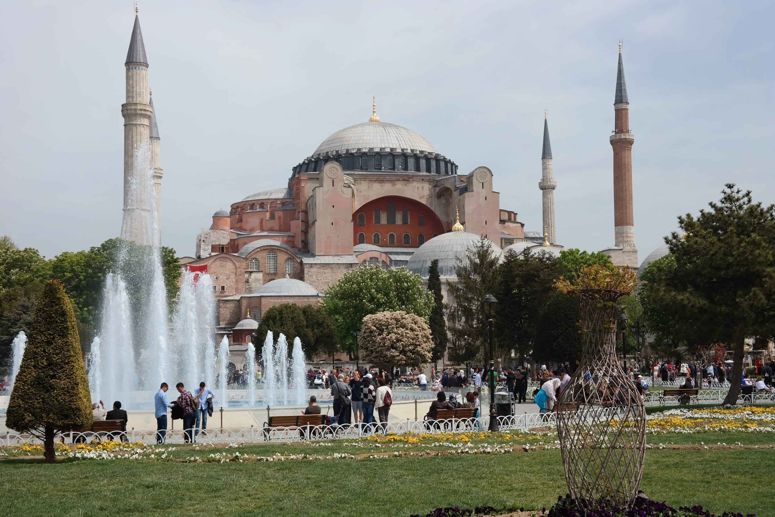 Hagia Sophia vazuta din parcul Sultanahmet