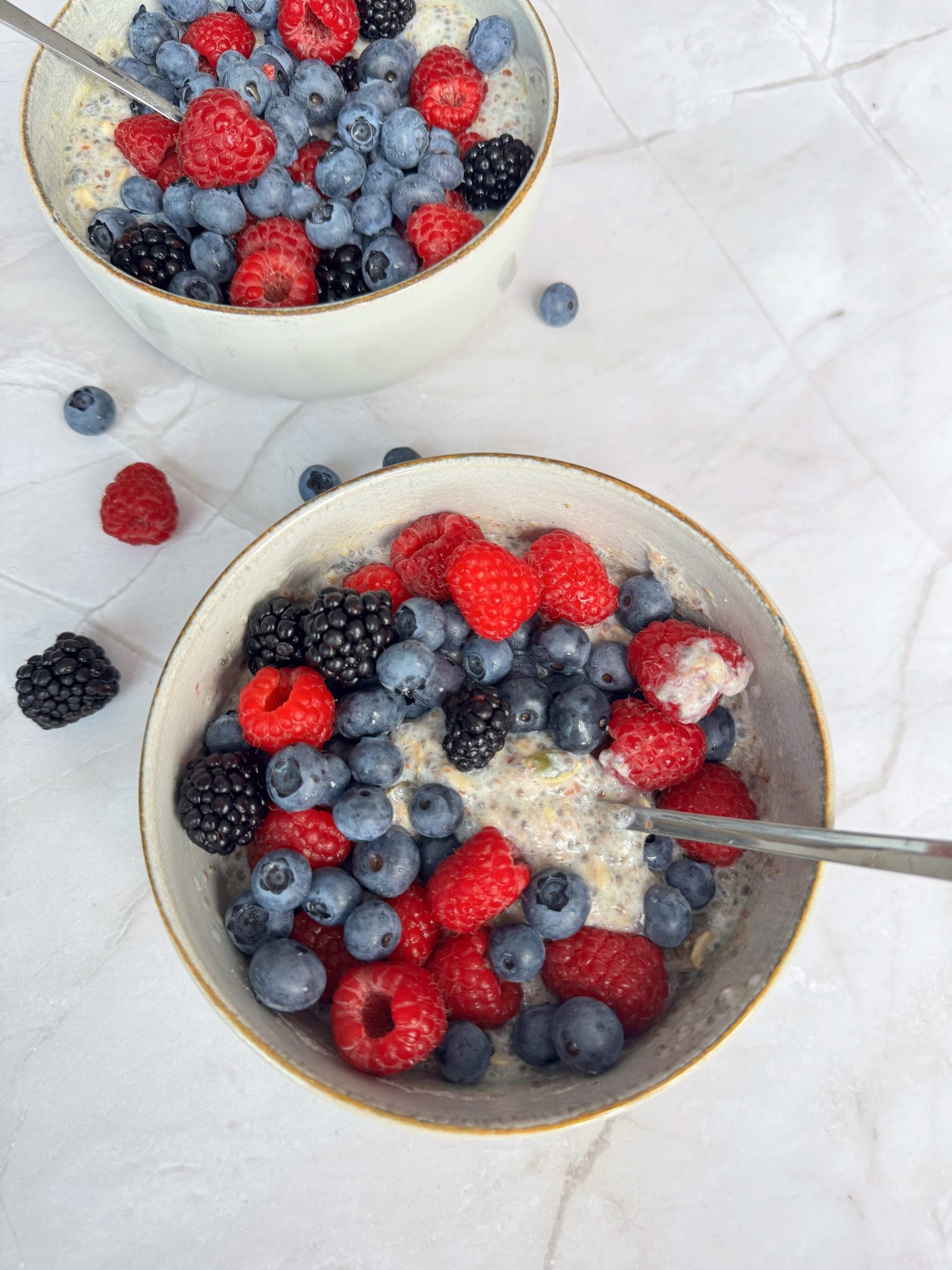 High-Protein Chia and Oats Pudding Bowl with Fresh Berries