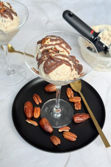 Inghetata proteica din branza cottage cu caramel sarat de curmale si nuci pecan