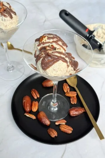 Inghetata proteica din branza cottage cu caramel sarat de curmale si nuci pecan
