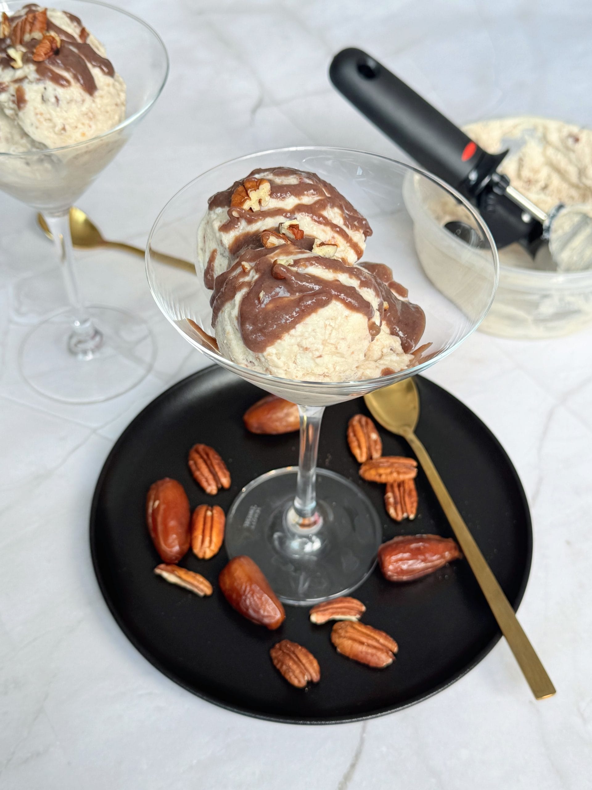 Inghetata proteica din branza cottage cu caramel sarat de curmale si nuci pecan