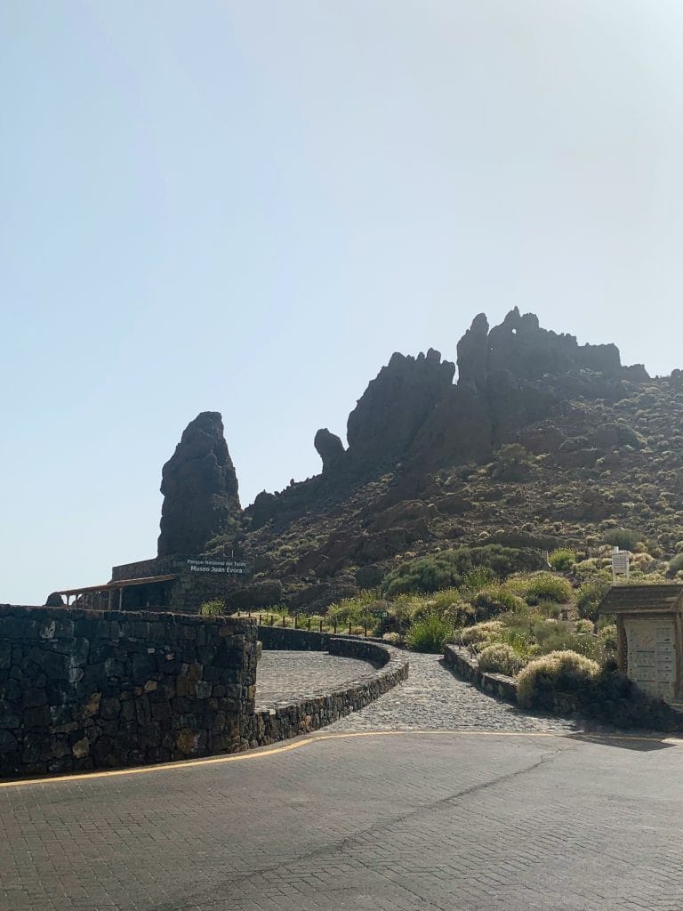 Intrarea si formatiunile stancoase de la Muzeul Juan Evora din Parcul National Teide, Tenerife