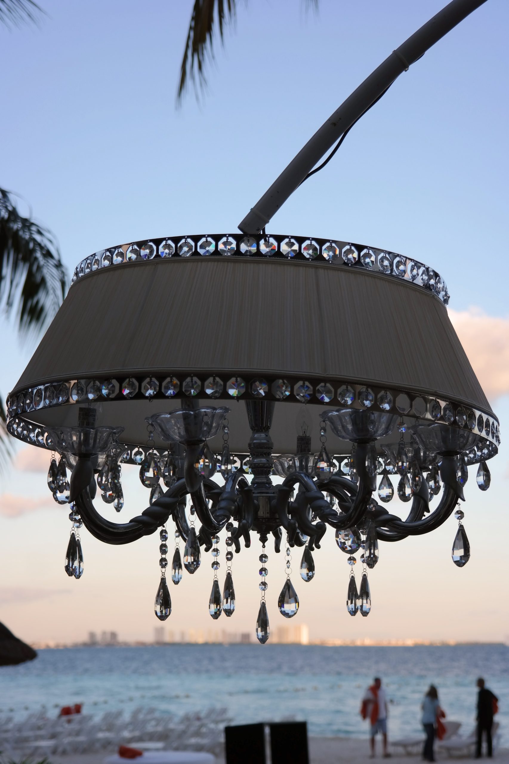Detaliu cu candelabrul elegant de pe plaja Dreams Sands Cancun Resort