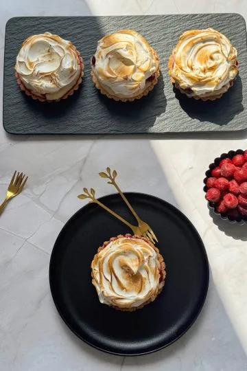 Prezentare finala cu mini tarte cu visine si bezea pe platouri negre