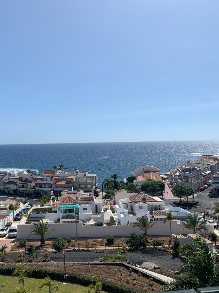 Priveliste panoramica de zi cu oceanul si oraseul de pe coasta vazut de la Royal Hideaway Corales Beach in Tenerife