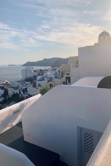 Panorama iconica din Oia cu cupola albastra si Marea Egee