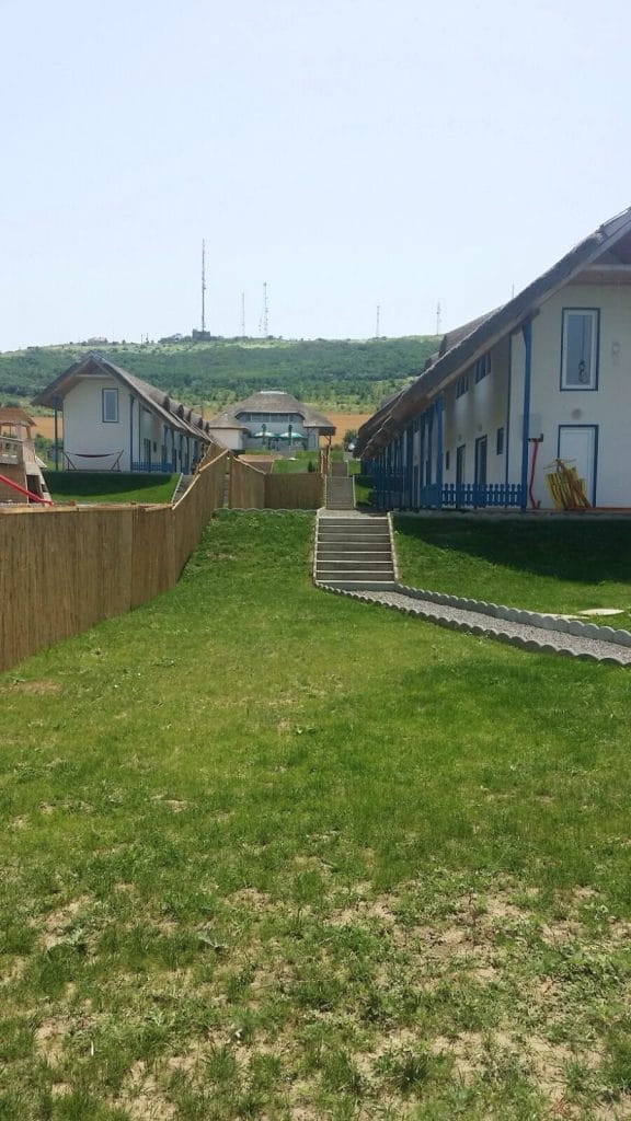 Casute traditionale cu acoperis de stuf si curtea interioara de la Pensiunea Orizont Mahmudia